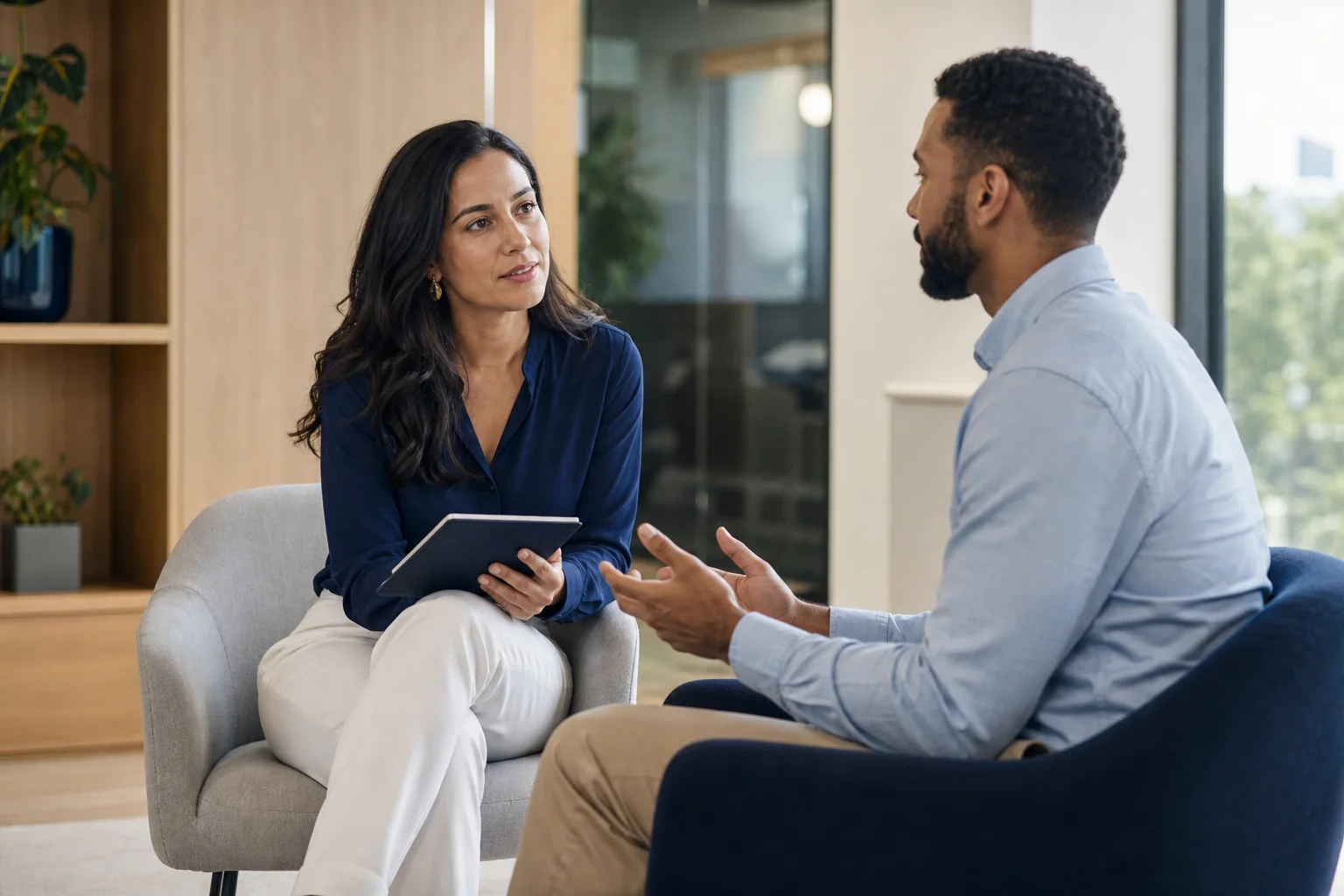 Entrevista profissional conduzida em um ambiente corporativo